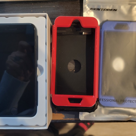 Apple Iphone SE Gen 2, Great shape, Black with cases - Picture 2 of 6